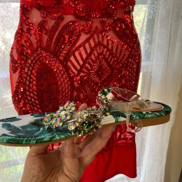 Green and cream tropical leaf sandals w rhinestone brooch Elya approx 7 unsized - Picture 3 of 5